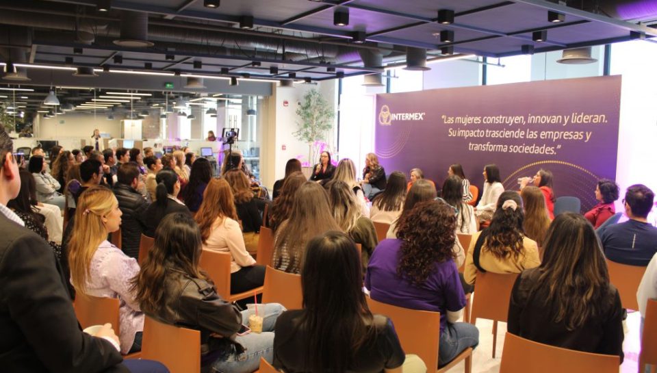 mujeres en la industria